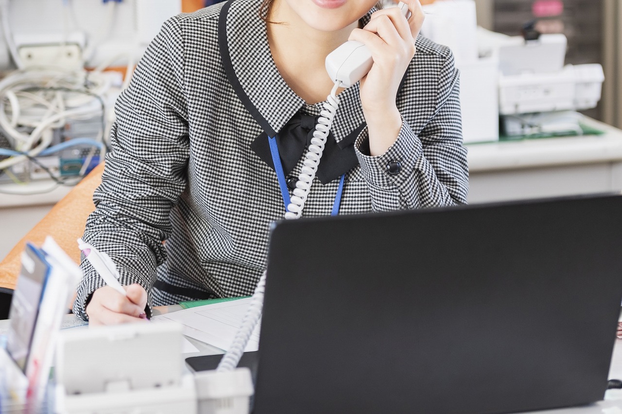 電話にでる受付女性