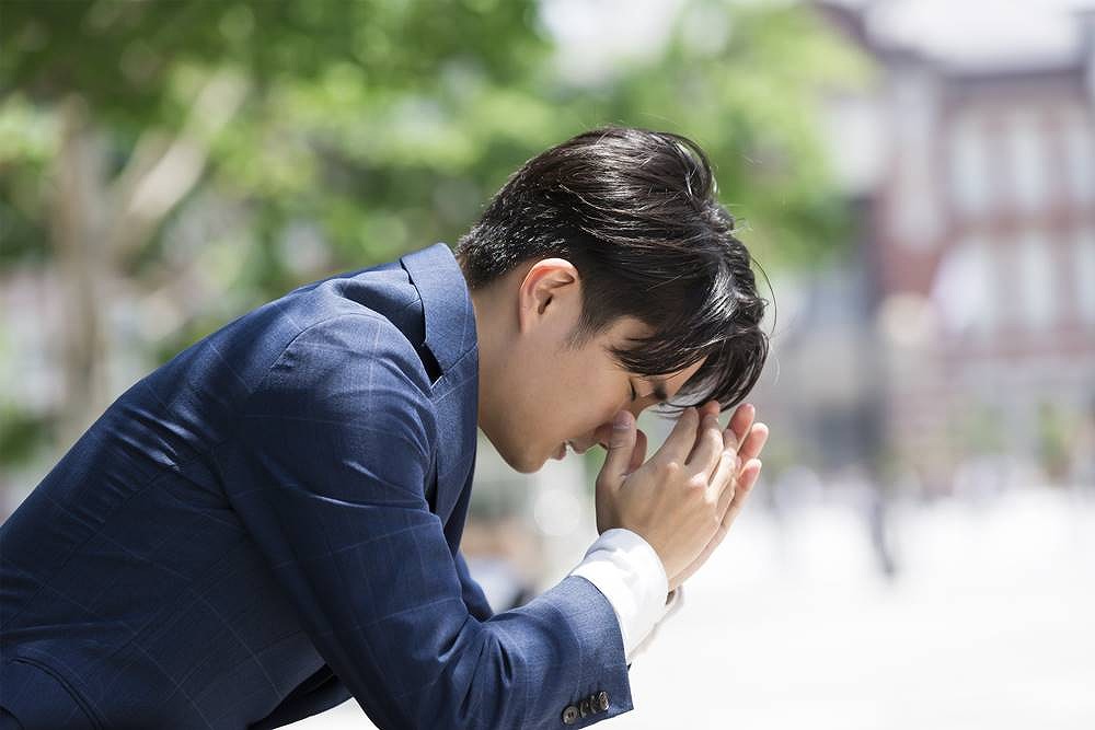 落ち込んで考え込む男性